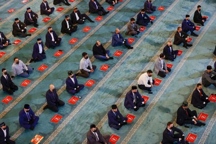 <p>Rusya Federasyonu Müslümanları Dini İdaresi ve Müftüler Konseyi Başkanı Ravil Gaynuddin, bayram namazı öncesinde yaptığı hutbe konuşmasında, Rusya Devlet Başkanı Vladimir Putin, Rusya Başbakanı Mihail Mişustin ve Moskova Belediye Başkanı Sergey Sobyanin’in Rusya’daki Müslümanlara yönelik Ramazan Bayramı kutlama mesajını okudu.</p>
<p> </p>
