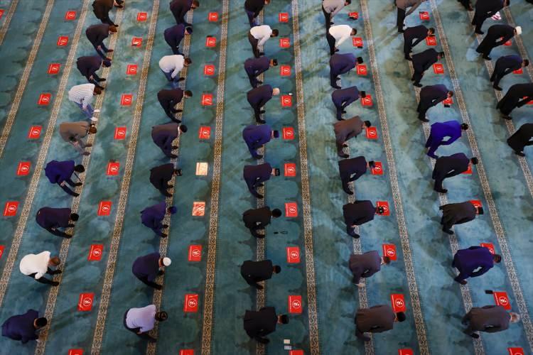 <p>Daha sonra din görevlilerinden oluşan cemaat, maskeleriyle sosyal mesafe kurallarına uygun olarak bayram namazını eda etti.</p>
<p> </p>