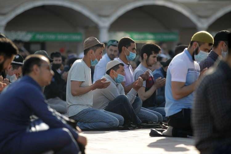 <p>Rusya Federasyonu’na bağlı Tataristan Cumhuriyeti’nde sosyal mesafe, maske ve hijyen kurallarına uygun olarak camilerde kılınan bayram namazı sonrasında, önceki gün Kazan’da bir okulda silahlı saldırıda ölen 7’si çocuk 9 kişi için dualar okundu. Tataristan Cumhurbaşkanı Rüstem Minnihanov da Galiyev Camisi'nde namazını cemaatle eda etti.</p>
<p> </p>