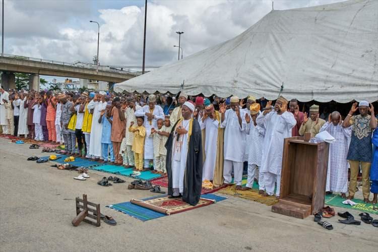 <p><strong>NİJERYA</strong></p>
<p>Batı Afrika'nın en kalabalık Müslüman nüfusa sahip ülkesi Nijerya'da, bayram namazı kılındı.</p>
<p> </p>
