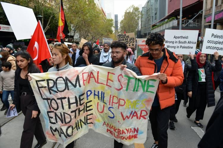<p>Avusturalya</p>

<p>İsrail'in Mescid-i Aksa ve Filistinlilere yönelik saldırıları Avustralya’nın Melbourne ve Sydney kentlerinde düzenlenen gösterilerle protesto edildi. Avustralyalı Türklerin yoğun katılımla destek verdiği gösterilerde, ülkede yaşayan Müslümanların yanı sıra bazı Yahudi gruplar da dahil olmak üzere farklı etnik kökenlerden Avustralyalı yer aldı.</p>
