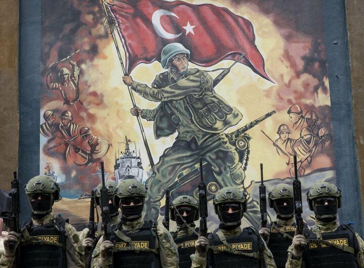 <p>Timsah gücü, en zorlu görevleri deniz piyade andında geçen "Ya zafer ya ölüm" sözlerinden hareketle yerine getiriyor. "Vatan sağ olsun" diye biten deniz piyade andı, bu özel yetişmiş birliğin görevlerindeki korkusuzluğu ifade ediyor.</p>