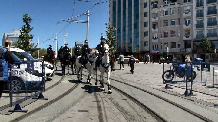 <p>İstanbul Adalar'da Ruam hastalığı sonrası satın alınan ve bir bölümü İBB bünyesinde oluşturulan Atlı Zabıta Birimi'nde kullanılan 20 attan 6’sı zabıta görevlileri tarafından bugün İstiklal Caddesi ve Taksim Meydanı’nda göreve çıkarıldı</p>
