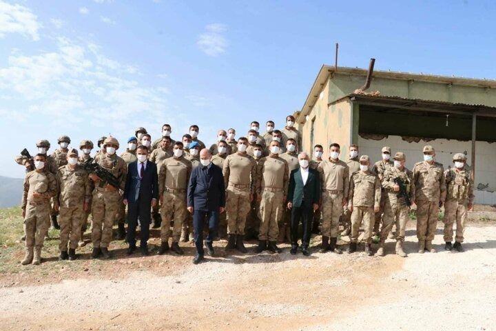 <p>İçişleri Bakanı Süleyman Soylu, Ramazan Bayramı'nda Siirt'in Eruh ilçesindeki Gabar Dağı'nda bulunan askeri üs bölgesinde güvenlik güçlerini ziyaret etti. Ziyarette Bakan Soylu, operasyondaki birliklere telsizden seslenerek, bayramlarını kutlayıp, Suriye'nin Afrin kentinde olduğunu belirttiği Emniyet Genel Müdürü Mehmet Aktaş ile görüntülü görüşme yaptı.</p>

<p> </p>
