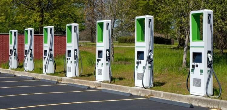 <p>Batarya maliyetlerinin kWh başına 100 doların altına düşürülmesi, tamamen elektrikli araçların daha fazla kullanılmasına yönelik önemli bir adım olarak görülüyor ve bir bataryayı geleneksel bir motorla birleştiren hibrit elektrikli araçların mali çekiciliğini büyük ölçüde ortadan kaldıracak.<br />
<br />
Öte yandan, elektrikli araç satışları 2020'de özellikle AB ve Çin'de patladı, ancak çevre kampanyacıları, hükümetleri daha fazla sürücüyü geçiş yapmaya teşvik etmek için daha sıkı emisyon düzenlemeleri uygulamaya çağırıyor.<br />
<br />
İngiltere hükümeti, 2030'dan itibaren yeni fosil yakıtlı araçların satışını yasaklamayı planlarken, Avrupalı şirketler AB'yi blokta yeni yanmalı motorlu araçların satışı için 2035'i bitiş tarihi olarak belirlemeye çağırdı.</p>