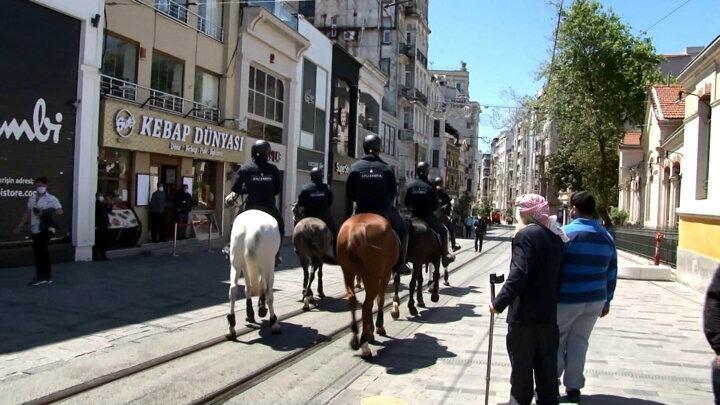 <p>İBB bünyesinde geçen yıl kurulan Atlı Zabıta Birimi, Taksim Meydanı ve İstiklal Caddesi'nde koronavirüs denetimi yaptı.</p>

<p> </p>
