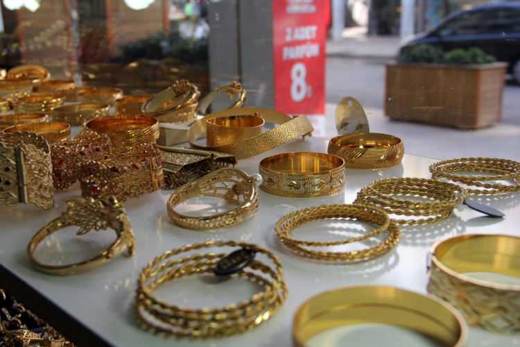 <p><strong>"ONS 2000 DOLAR ÜZERİNDE TARİHİ ZİRVESİNİ AŞABİLİR"</strong></p>
<p>Ons altın Ağustos 2020 tarihinde 2075 dolar seviyesiyle tarihi zirvesini yapmıştı. 1800-1750 destek seviyesi kırılırsa, 1670 bandına yönelme olabileceğe dikkat çeken Paksoy, "Ons altın eğer 1970 doları geçerse 2000 dolarda durmaz. Önce 2050-2080'ler ve devamında hareket aşabilir" dedi.</p>