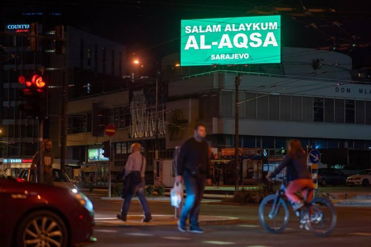 <p>Uluslararası Demokratlar Birliği (UID) Bosna Hersek Temsilciliği tarafından başkentteki reklam panolarına yansıtılan "Selamün Aleyküm Mescid-i Aksa" yazılı mesajla Saraybosnalıların Filistinlilerin yanında olduğu ifade edildi.</p>