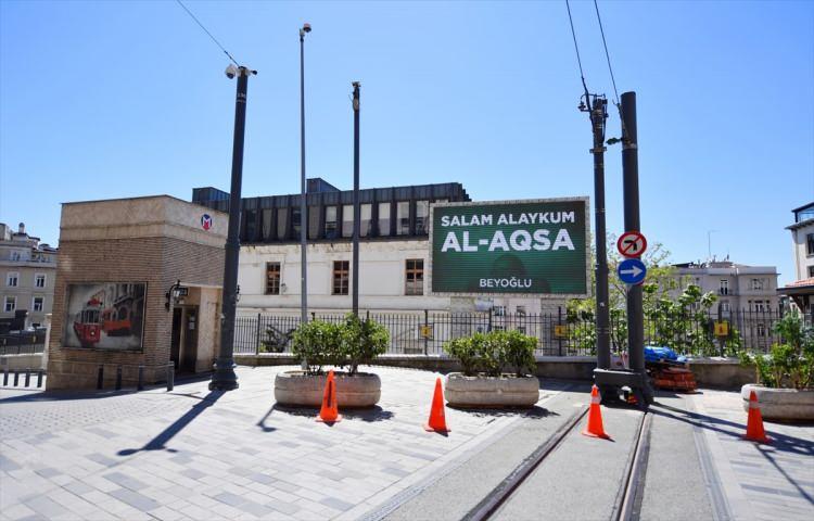<p><strong>İSTANBUL</strong></p>
<p>Beyoğlu Belediyesi tarafından, işgal altındaki Doğu Kudüs'te İsrail polisinin saldırılarına maruz kalan Filistinlilere destek için ilçedeki reklam panolarına "Salam Alaykum AL-AQSA" yazılı mesaj yansıtıldı.</p>
<p> </p>