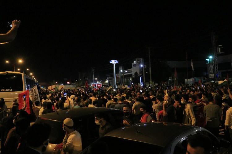 <p><strong>ADANA</strong></p>
<p>İsrail'in işgal altındaki Doğu Kudüs'te bulunan Mescid-i Aksa'da Filistinlilere saldırması Adana'da protesto edildi.</p>
<p>Merkez Yüreğir ilçesinde bulunan ABD Konsolosluğu önünde bir araya gelen grup, ellerinde 'Kahrolsun İsrail' pankartlarıyla İsrail aleyhinde sloganlar attı.</p>