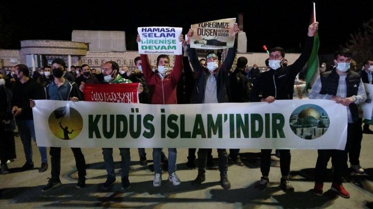 <p>Belediye Meydanı’na araçlarla konvoy yaparak bir araya gelen STK temsilcileri ve yüzlerce vatandaş, sloganlar atarak İsrail’e tepki gösterdi.</p>
