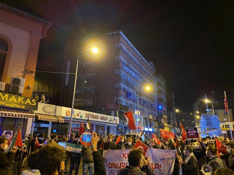 <p>Saldırıya tepki amacıyla düzenlenen konvoyda Türk ve Filistin bayraklarıyla donattıkları araçlarıyla kentte tur atan üyeler, daha sonra Madenci Anıtı önünde bir araya geldi.</p>