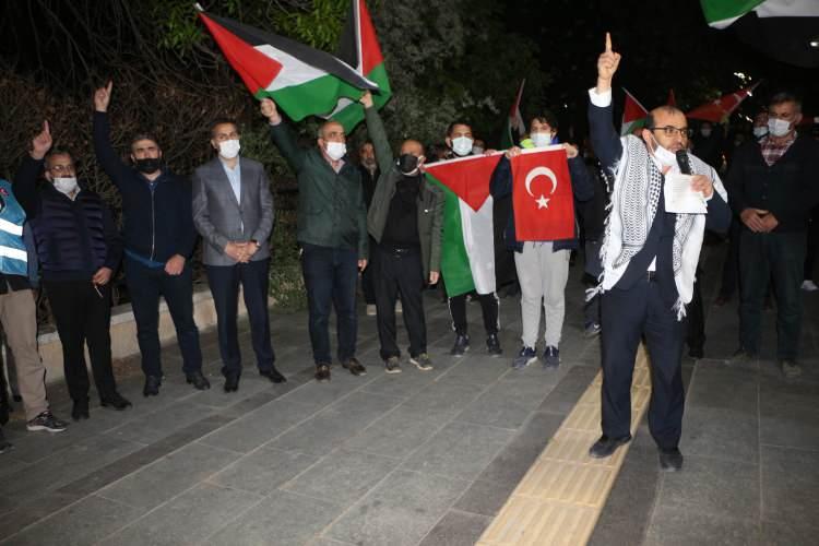 <p><strong>TOKAT</strong></p>
<p>İsrail polisinin teravih namazı sırasında Mescid-i Aksa’daki cemaate ses bombaları ve plastik mermiyle müdahale etmesiyle başlayan ve gün geçtikçe artan saldırılara tepkiler devam ediyor. Tokat’ta Filistin’e destek için konvoy düzenlendi. </p>