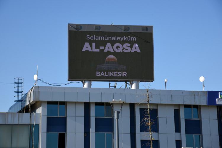 <p><strong>BALIKESİR</strong></p>

<p>Balıkesir Büyükşehir Belediyesi tarafından, işgal altındaki Doğu Kudüs'te İsrail polisinin saldırılarına maruz kalan Filistinlilere destek için ilçedeki reklam panolarına "Salam Alaykum AL-AQSA" yazılı mesaj yansıtıldı.</p>
