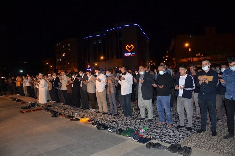 <p><strong>DİYARBAKIR</strong></p>

<p>Diyarbakır’da HÜDA PAR İl başkanlığı öncülüğünde Kudüs için düzenlenen kitlesel basın açıklamasına binlerce kişi katılırken, metrelerce araç konvoyu oluştu, halk evlerinden de direnişe destek verdi.</p>
