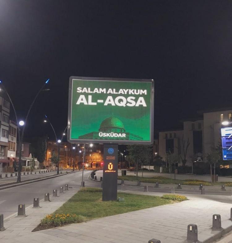 <p><strong>ÜSKÜDAR</strong></p>

<p>Üsküdar Belediyesi tarafından, işgal altındaki Doğu Kudüs'te İsrail polisinin saldırılarına maruz kalan Filistinlilere destek için ilçedeki reklam panolarına "Salam Alaykum AL-AQSA" yazılı mesaj yansıtıldı.</p>

