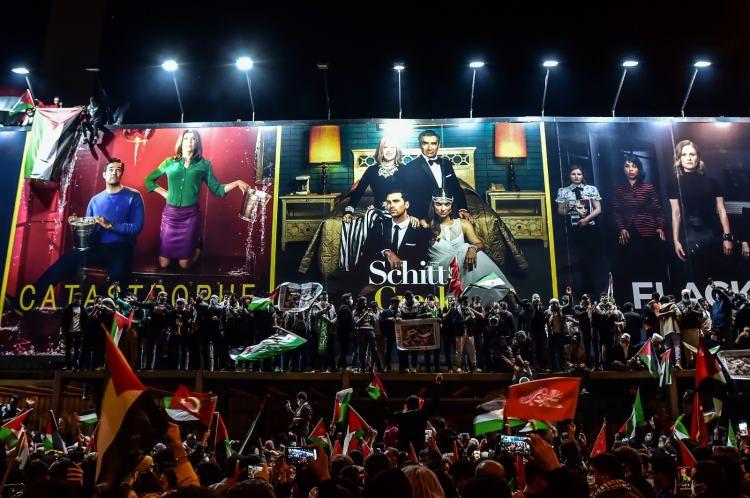<p><strong>İSTANBUL</strong></p>
<p>İstanbul’da vatandaşlar, İsrail Konsolosluğu önünde Mescid-i Aksa’ya yapılan saldırıyı protesto etti.<br />
</p>