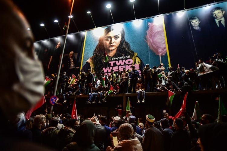 <p>Bayrak ve pankartlarla yürüyerek konsolosluk önüne gelen vatandaşlar, sloganlar atarak İsrail’e tepkilerini gösterdi. Polis ekiplerinin güvenlik önlemi aldığı protestolar sürüyor.</p>
