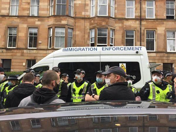 <p>İskoçya'nın Glasgow kentinde Ramazan Bayramı'nda sınır dışı edilmek istenen iki Müslüman mülteci serbest bırakıldı.<span style="color:rgb(41, 43, 44)">İskoçya'nın Glasgow kentinde Ramazan Bayramı'nda sınır dışı edilmek istenen iki Müslüman mülteci serbest bırakıldı.</span></p>
