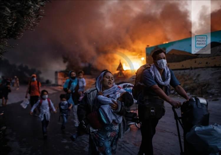 <p>Anadolu Ajansı (AA) tarafından foto muhabirlerini desteklemek amacıyla bu yıl yedincisi düzenlenen uluslararası fotoğraf yarışması "Istanbul Photo Awards"da kazananlar açıklandı. Tekil Haber'de üçüncülük ödülünü, Yunanistan'da yerleştirildikleri kamptan kaçan mültecilerin yaşadığı zorlukları yansıtan fotoğrafıyla Petros Giannakouris elde etti.</p>
