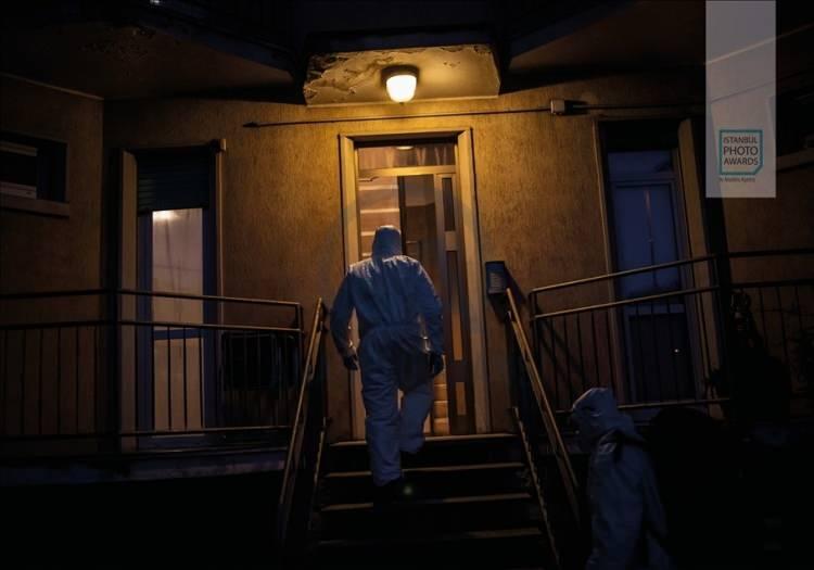 <p>Anadolu Ajansı (AA) tarafından foto muhabirlerini desteklemek amacıyla bu yıl yedincisi d&uuml;zenlenen uluslararası fotoğraf yarışması "Istanbul Photo Awards"da kazananlar a&ccedil;ıklandı. "Seri Haber" kategorisinde birinciliğe "Sabahtan Geceye Kadar &Ouml;l&uuml;leri Alıyoruz" &ccedil;alışmasıyla İtalyan fotoğraf&ccedil;ı Fabio Bucciarelli değer g&ouml;r&uuml;ld&uuml;.</p>
