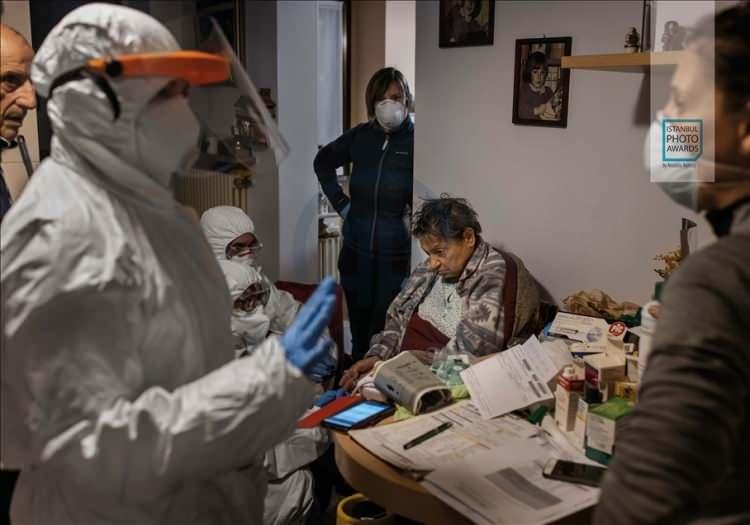 <p>Anadolu Ajansı (AA) tarafından foto muhabirlerini desteklemek amacıyla bu yıl yedincisi d&uuml;zenlenen uluslararası fotoğraf yarışması "Istanbul Photo Awards"da kazananlar a&ccedil;ıklandı. "Seri Haber" kategorisinde birinciliğe "Sabahtan Geceye Kadar &Ouml;l&uuml;leri Alıyoruz" &ccedil;alışmasıyla İtalyan fotoğraf&ccedil;ı Fabio Bucciarelli değer g&ouml;r&uuml;ld&uuml;.</p>
