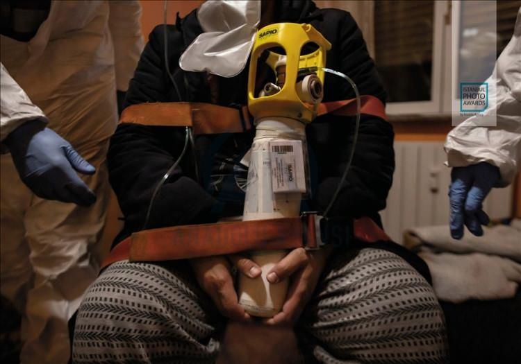 <p>Anadolu Ajansı (AA) tarafından foto muhabirlerini desteklemek amacıyla bu yıl yedincisi d&uuml;zenlenen uluslararası fotoğraf yarışması "Istanbul Photo Awards"da kazananlar a&ccedil;ıklandı. "Seri Haber" kategorisinde birinciliğe "Sabahtan Geceye Kadar &Ouml;l&uuml;leri Alıyoruz" &ccedil;alışmasıyla İtalyan fotoğraf&ccedil;ı Fabio Bucciarelli değer g&ouml;r&uuml;ld&uuml;.</p>
