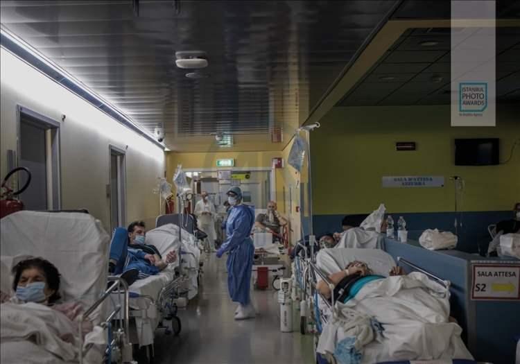 <p>Anadolu Ajansı (AA) tarafından foto muhabirlerini desteklemek amacıyla bu yıl yedincisi d&uuml;zenlenen uluslararası fotoğraf yarışması "Istanbul Photo Awards"da kazananlar a&ccedil;ıklandı. "Seri Haber" kategorisinde birinciliğe "Sabahtan Geceye Kadar &Ouml;l&uuml;leri Alıyoruz" &ccedil;alışmasıyla İtalyan fotoğraf&ccedil;ı Fabio Bucciarelli değer g&ouml;r&uuml;ld&uuml;.</p>
