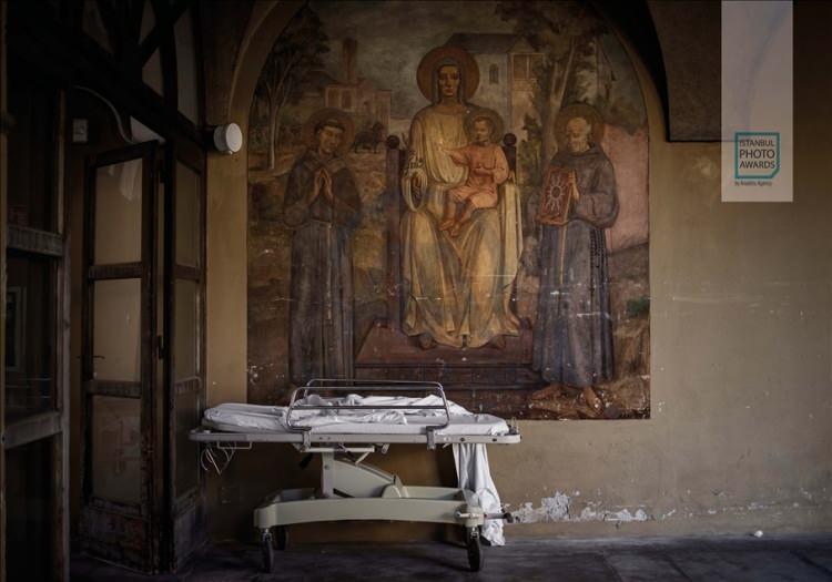 <p>Anadolu Ajansı (AA) tarafından foto muhabirlerini desteklemek amacıyla bu yıl yedincisi d&uuml;zenlenen uluslararası fotoğraf yarışması "Istanbul Photo Awards"da kazananlar a&ccedil;ıklandı. "Seri Haber" kategorisinde birinciliğe "Sabahtan Geceye Kadar &Ouml;l&uuml;leri Alıyoruz" &ccedil;alışmasıyla İtalyan fotoğraf&ccedil;ı Fabio Bucciarelli değer g&ouml;r&uuml;ld&uuml;.</p>
