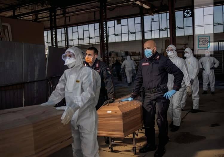 <p>Anadolu Ajansı (AA) tarafından foto muhabirlerini desteklemek amacıyla bu yıl yedincisi d&uuml;zenlenen uluslararası fotoğraf yarışması "Istanbul Photo Awards"da kazananlar a&ccedil;ıklandı. "Seri Haber" kategorisinde birinciliğe "Sabahtan Geceye Kadar &Ouml;l&uuml;leri Alıyoruz" &ccedil;alışmasıyla İtalyan fotoğraf&ccedil;ı Fabio Bucciarelli değer g&ouml;r&uuml;ld&uuml;.</p>
