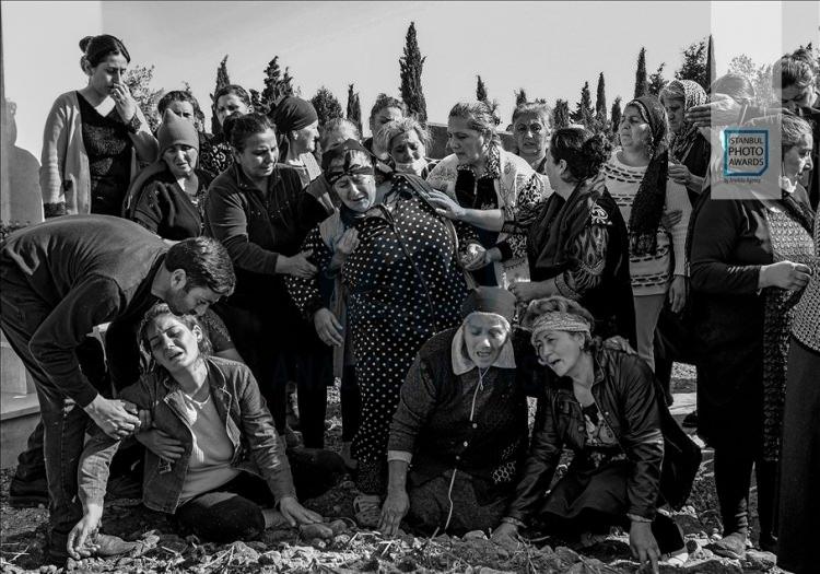 <p>Anadolu Ajansı (AA) tarafından foto muhabirlerini desteklemek amacıyla bu yıl yedincisi d&uuml;zenlenen uluslararası fotoğraf yarışması "Istanbul Photo Awards"da kazananlar a&ccedil;ıklandı. "Seri Haber" kategorisinde ikinciliği Dağlık Karabağ Savaşı'nda &ccedil;ektiği fotoğraflarla Sabah Gazetesi'nden Uğur Yıldırım aldı.</p>
