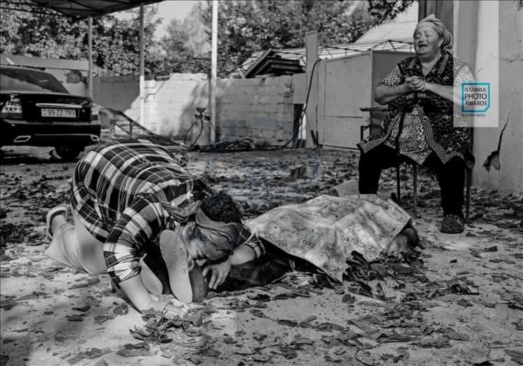 <p>Anadolu Ajansı (AA) tarafından foto muhabirlerini desteklemek amacıyla bu yıl yedincisi d&uuml;zenlenen uluslararası fotoğraf yarışması "Istanbul Photo Awards"da kazananlar a&ccedil;ıklandı. "Seri Haber" kategorisinde ikinciliği Dağlık Karabağ Savaşı'nda &ccedil;ektiği fotoğraflarla Sabah Gazetesi'nden Uğur Yıldırım aldı.</p>
