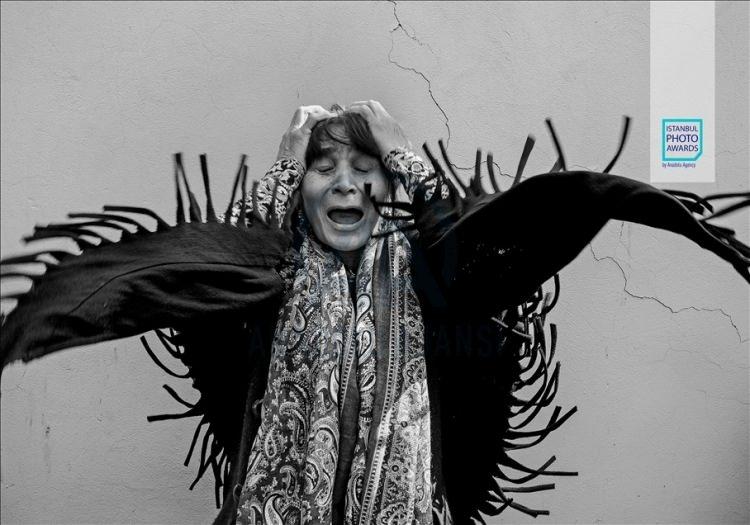 <p>Anadolu Ajansı (AA) tarafından foto muhabirlerini desteklemek amacıyla bu yıl yedincisi d&uuml;zenlenen uluslararası fotoğraf yarışması "Istanbul Photo Awards"da kazananlar a&ccedil;ıklandı. "Seri Haber" kategorisinde ikinciliği Dağlık Karabağ Savaşı'nda &ccedil;ektiği fotoğraflarla Sabah Gazetesi'nden Uğur Yıldırım aldı.</p>
