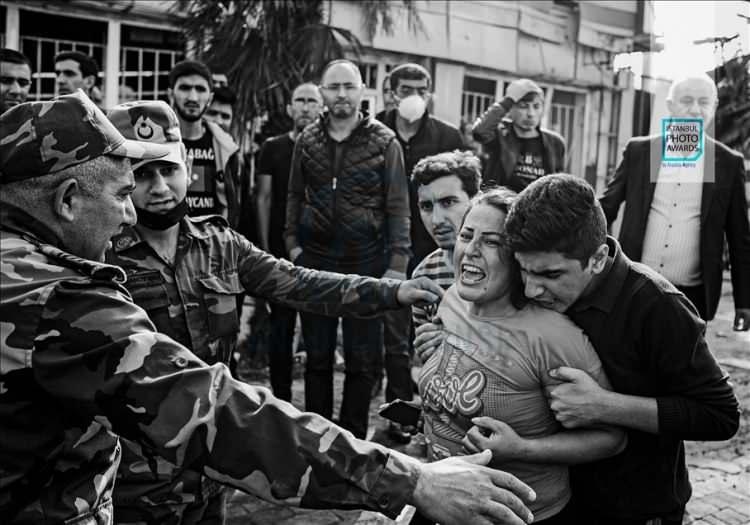 <p>Anadolu Ajansı (AA) tarafından foto muhabirlerini desteklemek amacıyla bu yıl yedincisi d&uuml;zenlenen uluslararası fotoğraf yarışması "Istanbul Photo Awards"da kazananlar a&ccedil;ıklandı. "Seri Haber" kategorisinde ikinciliği Dağlık Karabağ Savaşı'nda &ccedil;ektiği fotoğraflarla Sabah Gazetesi'nden Uğur Yıldırım aldı.</p>
