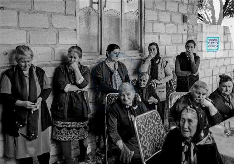 <p>Anadolu Ajansı (AA) tarafından foto muhabirlerini desteklemek amacıyla bu yıl yedincisi d&uuml;zenlenen uluslararası fotoğraf yarışması "Istanbul Photo Awards"da kazananlar a&ccedil;ıklandı. "Seri Haber" kategorisinde ikinciliği Dağlık Karabağ Savaşı'nda &ccedil;ektiği fotoğraflarla Sabah Gazetesi'nden Uğur Yıldırım aldı.</p>
