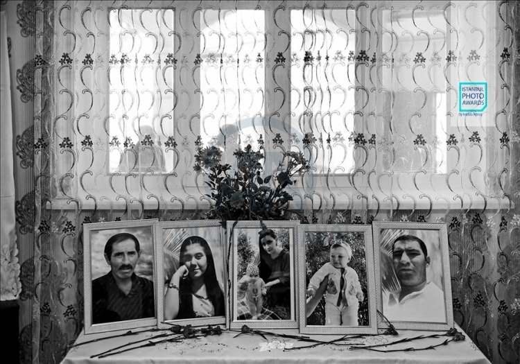 <p>Anadolu Ajansı (AA) tarafından foto muhabirlerini desteklemek amacıyla bu yıl yedincisi d&uuml;zenlenen uluslararası fotoğraf yarışması "Istanbul Photo Awards"da kazananlar a&ccedil;ıklandı. "Seri Haber" kategorisinde ikinciliği Dağlık Karabağ Savaşı'nda &ccedil;ektiği fotoğraflarla Sabah Gazetesi'nden Uğur Yıldırım aldı.</p>
