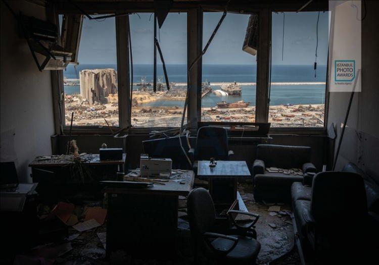 <p>Anadolu Ajansı (AA) tarafından foto muhabirlerini desteklemek amacıyla bu yıl yedincisi d&uuml;zenlenen uluslararası fotoğraf yarışması "Istanbul Photo Awards"da kazananlar a&ccedil;ıklandı. "Seri Haber" kategorisinde &uuml;&ccedil;&uuml;nc&uuml;l&uuml;ğ&uuml;, Beyrut patlamasını ele alan fotoğraflarıyla Getty Images foto muhabiri Chris McGrath aldı.</p>
