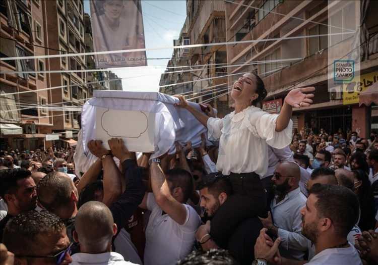 <p>Anadolu Ajansı (AA) tarafından foto muhabirlerini desteklemek amacıyla bu yıl yedincisi d&uuml;zenlenen uluslararası fotoğraf yarışması "Istanbul Photo Awards"da kazananlar a&ccedil;ıklandı. "Seri Haber" kategorisinde &uuml;&ccedil;&uuml;nc&uuml;l&uuml;ğ&uuml;, Beyrut patlamasını ele alan fotoğraflarıyla Getty Images foto muhabiri Chris McGrath aldı.</p>
