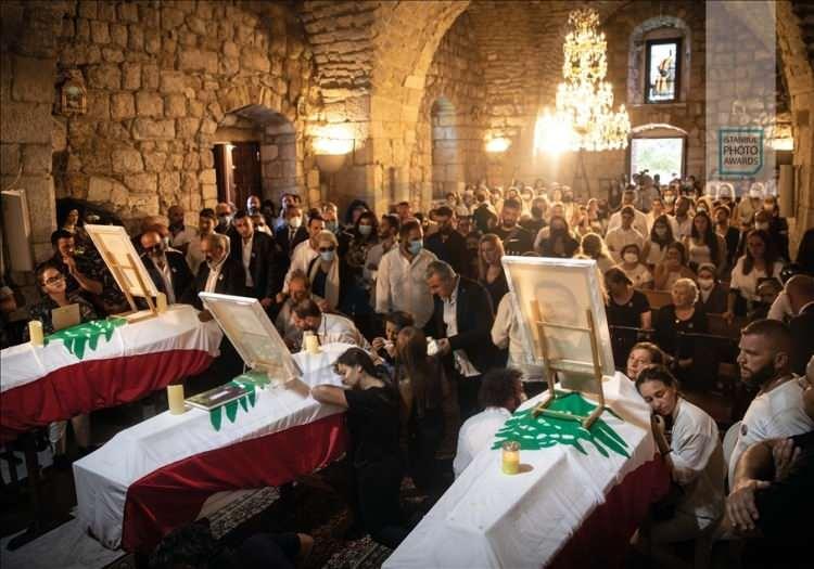 <p>Anadolu Ajansı (AA) tarafından foto muhabirlerini desteklemek amacıyla bu yıl yedincisi d&uuml;zenlenen uluslararası fotoğraf yarışması "Istanbul Photo Awards"da kazananlar a&ccedil;ıklandı. "Seri Haber" kategorisinde &uuml;&ccedil;&uuml;nc&uuml;l&uuml;ğ&uuml;, Beyrut patlamasını ele alan fotoğraflarıyla Getty Images foto muhabiri Chris McGrath aldı.</p>
