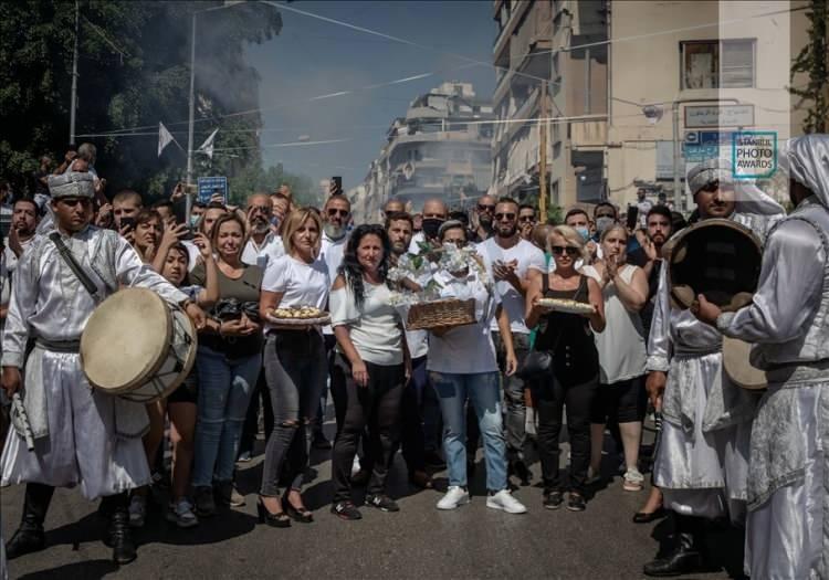 <p>Anadolu Ajansı (AA) tarafından foto muhabirlerini desteklemek amacıyla bu yıl yedincisi d&uuml;zenlenen uluslararası fotoğraf yarışması "Istanbul Photo Awards"da kazananlar a&ccedil;ıklandı. "Seri Haber" kategorisinde &uuml;&ccedil;&uuml;nc&uuml;l&uuml;ğ&uuml;, Beyrut patlamasını ele alan fotoğraflarıyla Getty Images foto muhabiri Chris McGrath aldı.</p>
