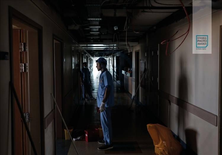 <p>Anadolu Ajansı (AA) tarafından foto muhabirlerini desteklemek amacıyla bu yıl yedincisi d&uuml;zenlenen uluslararası fotoğraf yarışması "Istanbul Photo Awards"da kazananlar a&ccedil;ıklandı. "Seri Haber" kategorisinde &uuml;&ccedil;&uuml;nc&uuml;l&uuml;ğ&uuml;, Beyrut patlamasını ele alan fotoğraflarıyla Getty Images foto muhabiri Chris McGrath aldı.</p>
