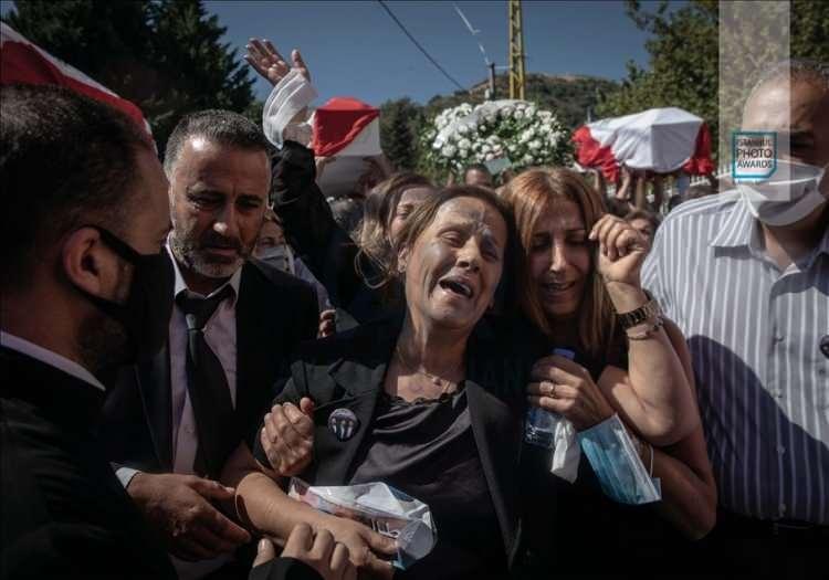 <p>Anadolu Ajansı (AA) tarafından foto muhabirlerini desteklemek amacıyla bu yıl yedincisi d&uuml;zenlenen uluslararası fotoğraf yarışması "Istanbul Photo Awards"da kazananlar a&ccedil;ıklandı. "Seri Haber" kategorisinde &uuml;&ccedil;&uuml;nc&uuml;l&uuml;ğ&uuml;, Beyrut patlamasını ele alan fotoğraflarıyla Getty Images foto muhabiri Chris McGrath aldı.</p>
