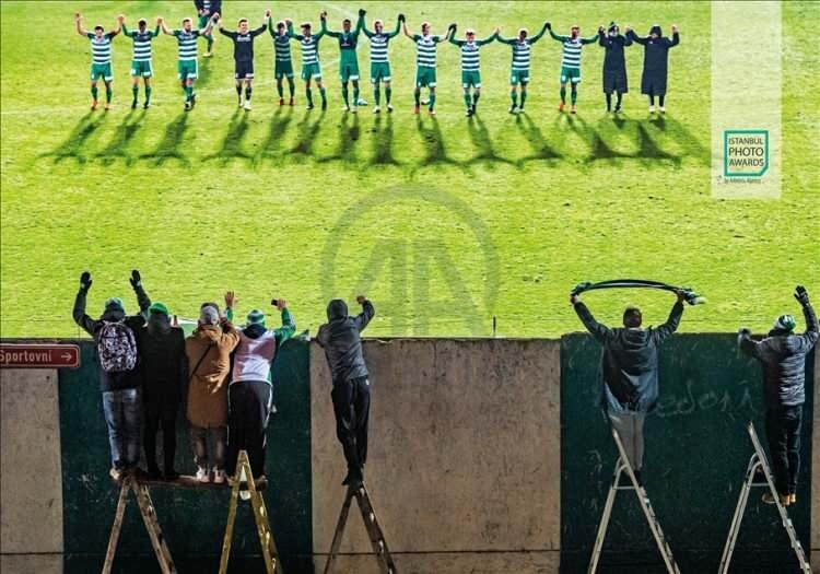 <p>Anadolu Ajansı (AA) tarafından foto muhabirlerini desteklemek amacıyla bu yıl yedincisi d&uuml;zenlenen uluslararası fotoğraf yarışması "Istanbul Photo Awards"da kazananlar a&ccedil;ıklandı. "Tekil Spor"da "Kovid &Ccedil;ağında Sadık Hayranlar" fotoğrafıyla &Ccedil;ek Haber Ajansı foto muhabiri Roman Vondrous birinci oldu.</p>
