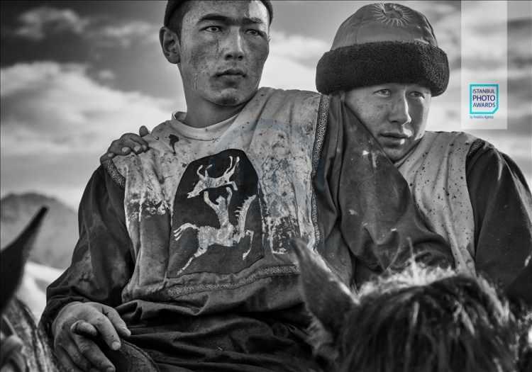 <p>Anadolu Ajansı (AA) tarafından foto muhabirlerini desteklemek amacıyla bu yıl yedincisi d&uuml;zenlenen uluslararası fotoğraf yarışması "Istanbul Photo Awards"da kazananlar a&ccedil;ıklandı. "Seri Spor" dalında Kırgızistan'ın milli sporu Kok Boru'yu ele alan serisiyle Alain Schroeder birinci oldu.</p>
