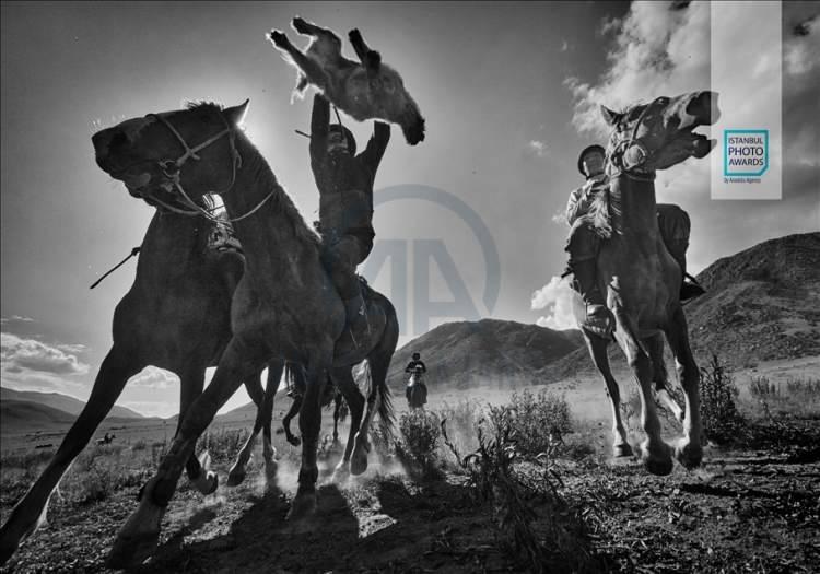 <p>Anadolu Ajansı (AA) tarafından foto muhabirlerini desteklemek amacıyla bu yıl yedincisi d&uuml;zenlenen uluslararası fotoğraf yarışması "Istanbul Photo Awards"da kazananlar a&ccedil;ıklandı. "Seri Spor" dalında Kırgızistan'ın milli sporu Kok Boru'yu ele alan serisiyle Alain Schroeder birinci oldu.</p>
