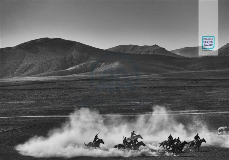 <p>Anadolu Ajansı (AA) tarafından foto muhabirlerini desteklemek amacıyla bu yıl yedincisi d&uuml;zenlenen uluslararası fotoğraf yarışması "Istanbul Photo Awards"da kazananlar a&ccedil;ıklandı. "Seri Spor" dalında Kırgızistan'ın milli sporu Kok Boru'yu ele alan serisiyle Alain Schroeder birinci oldu.</p>

