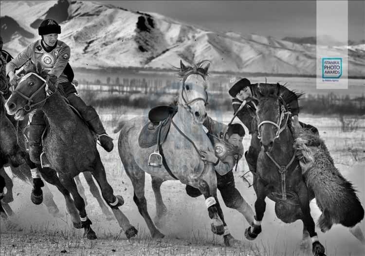 <p>Anadolu Ajansı (AA) tarafından foto muhabirlerini desteklemek amacıyla bu yıl yedincisi d&uuml;zenlenen uluslararası fotoğraf yarışması "Istanbul Photo Awards"da kazananlar a&ccedil;ıklandı. "Seri Spor" dalında Kırgızistan'ın milli sporu Kok Boru'yu ele alan serisiyle Alain Schroeder birinci oldu.</p>
