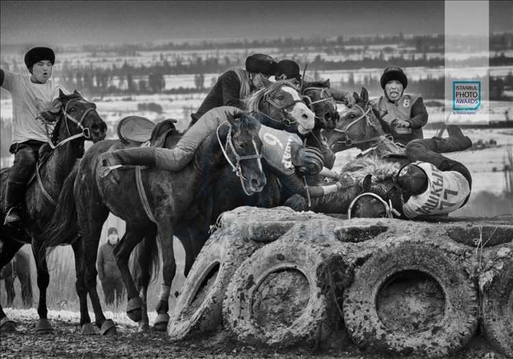 <p>Anadolu Ajansı (AA) tarafından foto muhabirlerini desteklemek amacıyla bu yıl yedincisi d&uuml;zenlenen uluslararası fotoğraf yarışması "Istanbul Photo Awards"da kazananlar a&ccedil;ıklandı. "Seri Spor" dalında Kırgızistan'ın milli sporu Kok Boru'yu ele alan serisiyle Alain Schroeder birinci oldu.</p>
