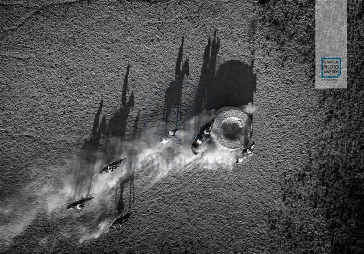 <p>Anadolu Ajansı (AA) tarafından foto muhabirlerini desteklemek amacıyla bu yıl yedincisi d&uuml;zenlenen uluslararası fotoğraf yarışması "Istanbul Photo Awards"da kazananlar a&ccedil;ıklandı. "Seri Spor" dalında Kırgızistan'ın milli sporu Kok Boru'yu ele alan serisiyle Alain Schroeder birinci oldu.</p>
