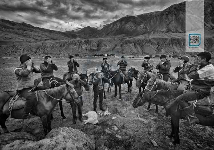<p>Anadolu Ajansı (AA) tarafından foto muhabirlerini desteklemek amacıyla bu yıl yedincisi d&uuml;zenlenen uluslararası fotoğraf yarışması "Istanbul Photo Awards"da kazananlar a&ccedil;ıklandı. "Seri Spor" dalında Kırgızistan'ın milli sporu Kok Boru'yu ele alan serisiyle Alain Schroeder birinci oldu.</p>
